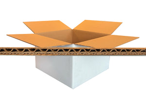Open cardboard box with a white base on a white background, with a cross section showing the corrugated fluting.