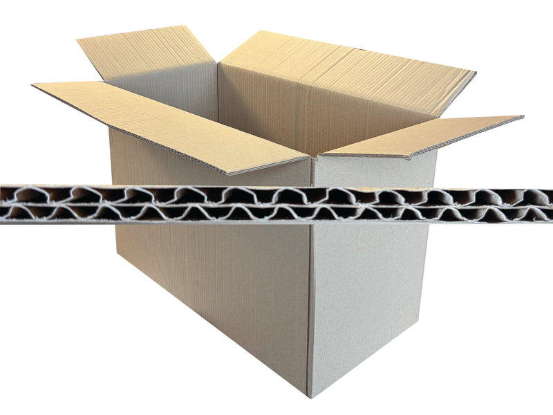 A 585mm x 300mm x 390mm cardboard box with a close-up of its corrugated structure on a white background